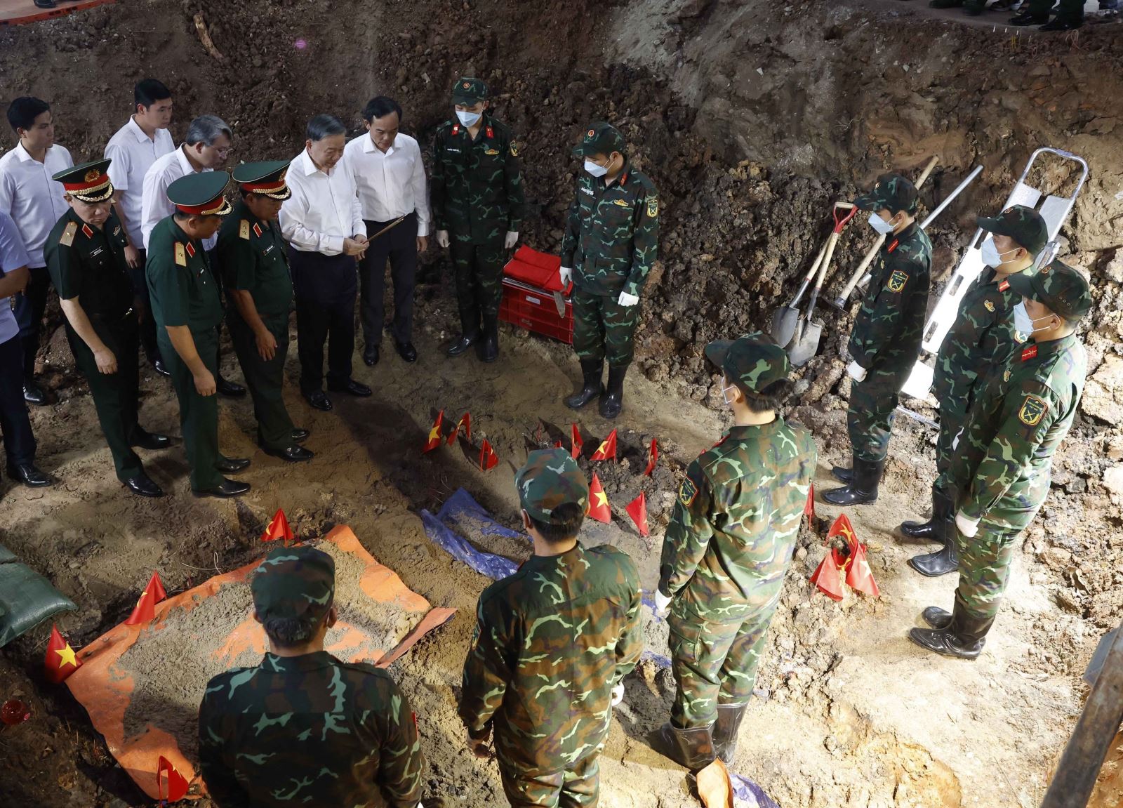 Tổng Bí thư, Chủ tịch nước Tô Lâm kiểm tra công tác tìm kiếm, quy tập hài cốt liệt sĩ tại Công viên Lê Thị Riêng.