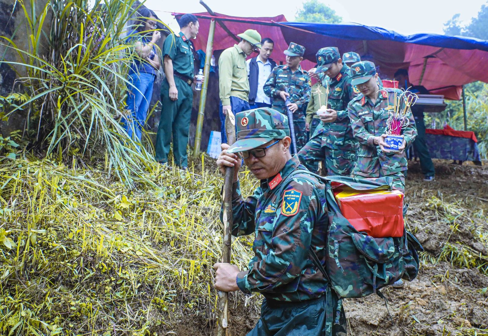 Đồng đội đưa hai hài cốt liệt sĩ rời Đèo Pha Đin về với Nghĩa trang Liệt sĩ quốc gia Độc Lập.
