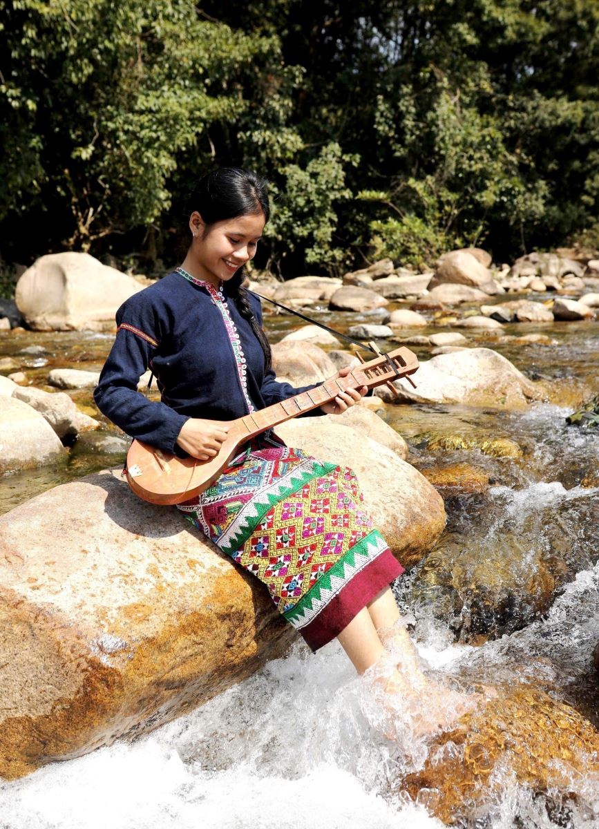 Cô gái trẻ người Bru - Vân Kiều Hồ Thị Thiết ở thôn Chênh Vênh, xã Hướng Phùng (Quảng Trị).