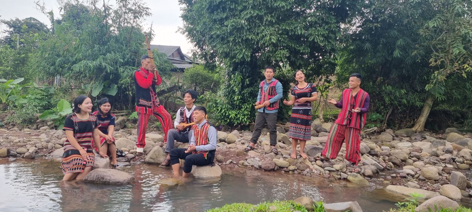 Những tiếng hát dân ca Pa Kô mộc mạc hòa với tiếng đàn ngân vang giữa núi rừng Trường Sơn hùng vĩ, tạo thành bản giao hưởng của niềm tự hào dân tộc.