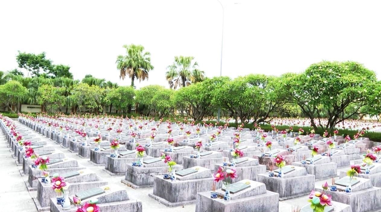 Nghĩa trang Liệt sĩ Ba Dốc (Quảng Trị) hiện có 3.126 phần mộ liệt sĩ, trong đó có 1.320 phần mộ chưa xác định được đầy đủ thông tin.