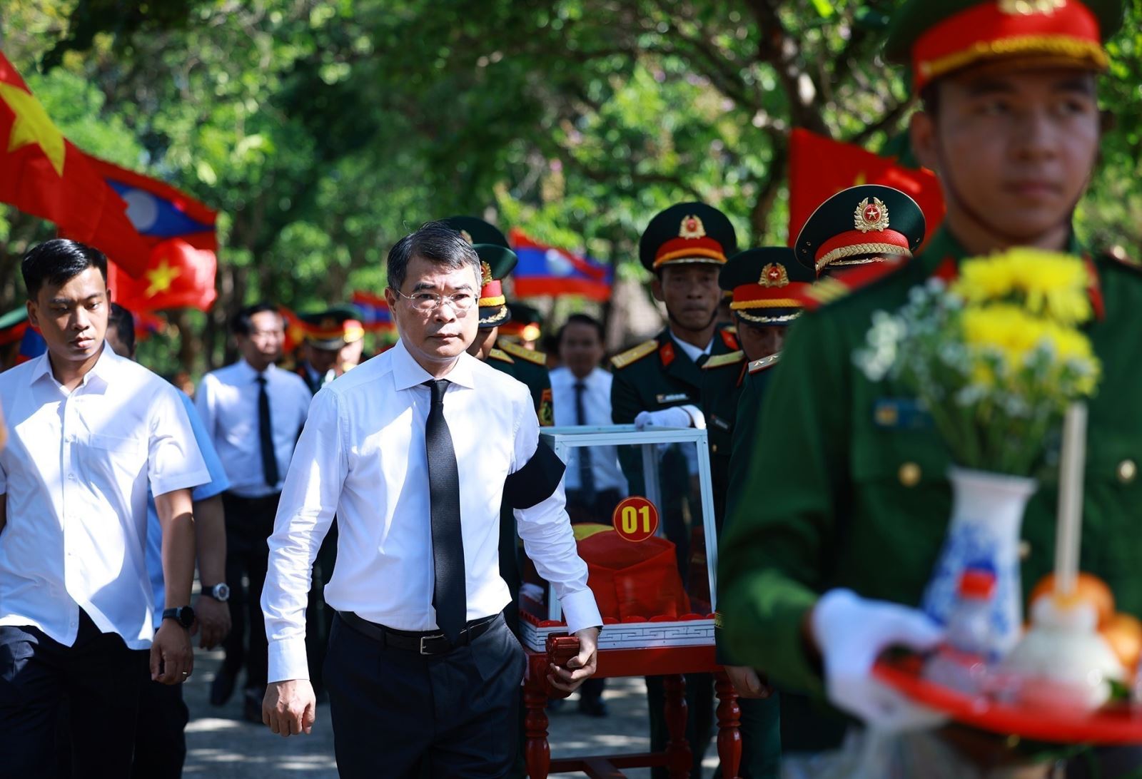 Thủ tướng Lê Minh Hưng dự lễ truy điệu hài cốt liệt sĩ Quân tình nguyện và chuyên gia Việt Nam, tại Nghĩa trang liệt sĩ Quốc gia Đường 9 (Quảng Trị).