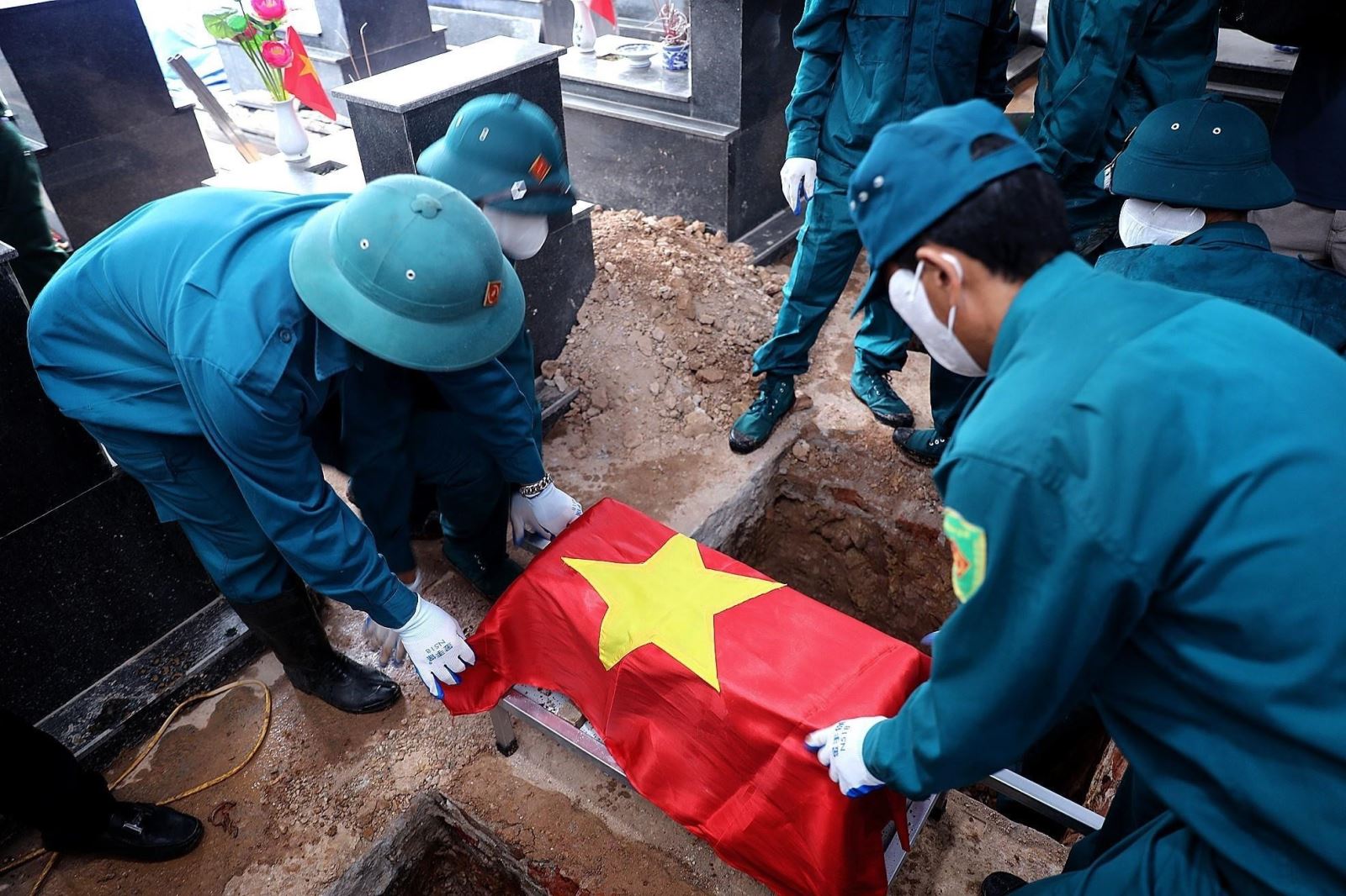 Các đơn vị chức năng triển khai công tác lấy mẫu ADN các hài cốt liệt sĩ tại Nghĩa trang Liệt sĩ Thái Bình (Phú Thọ).