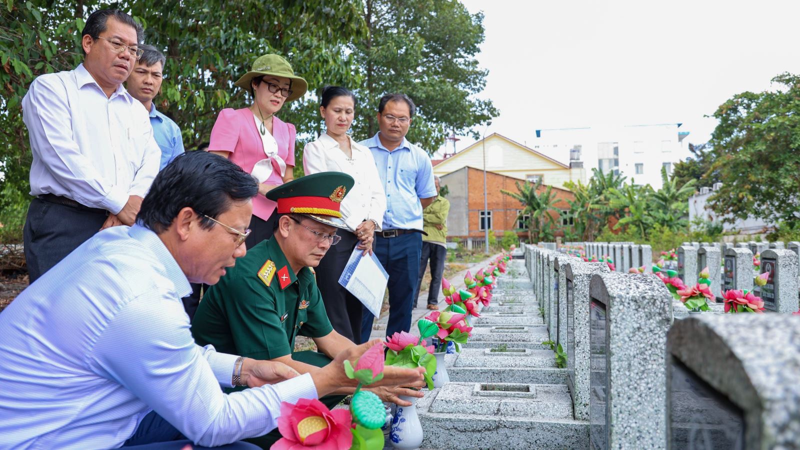 Phó Chủ tịch UBND tỉnh Tây Ninh Phạm Tấn Hòa (bìa trái) cùng Đoàn công tác kiểm tra, rà soát thông tin các phần mộ liệt sĩ chưa xác định danh tính tại nghĩa trang liệt sĩ An Tịnh.