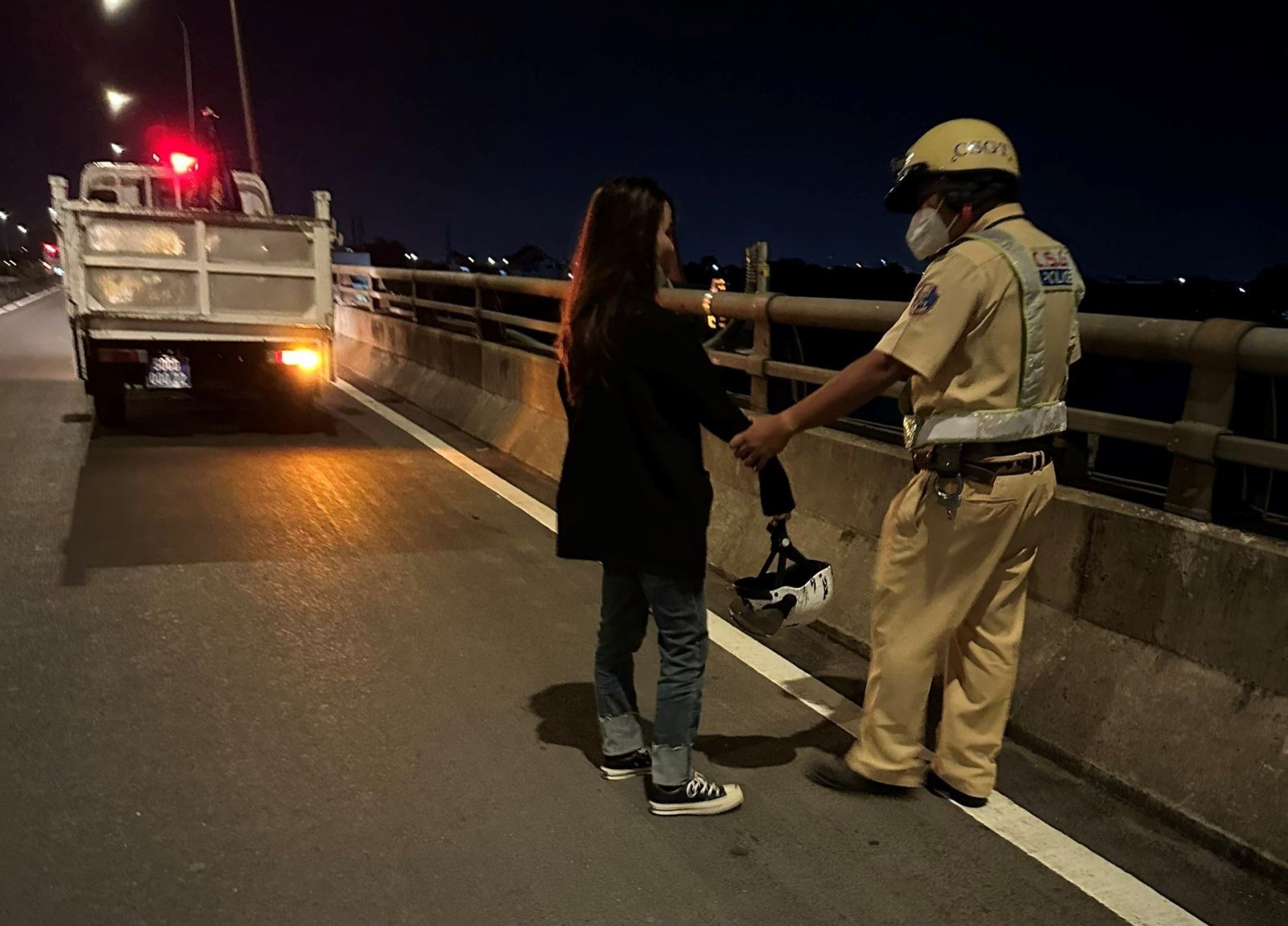 TP Hồ Chí Minh: CSGT ngăn cản kịp thời cô gái có ý định nhảy cầu tự tử