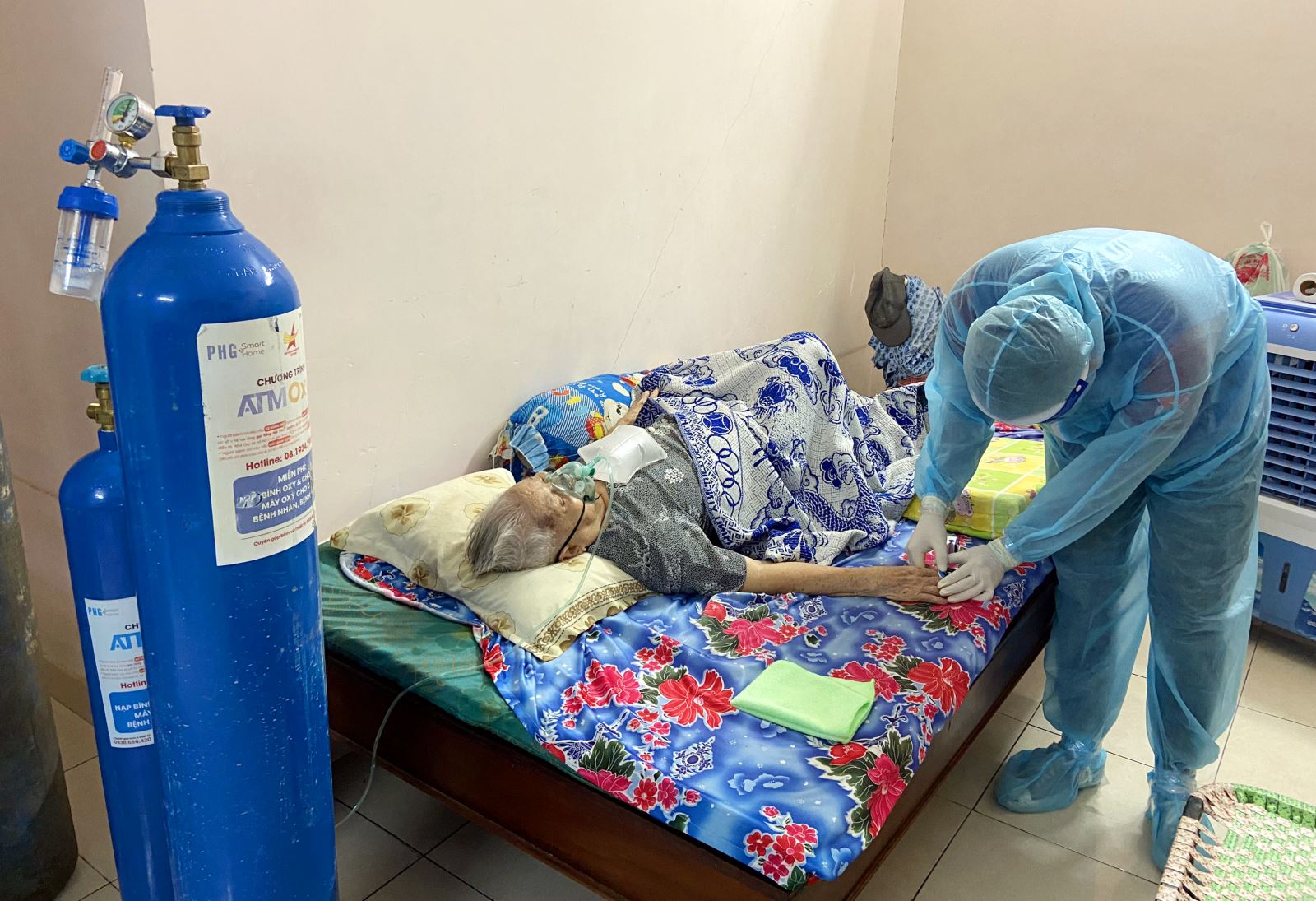 Đội tình nguyện hàng ngày đều đặn đến thay bình oxy cho các F0 đang điều trị tại nhà. Mặc dù có nhiều nguy cơ phơi nhiễm nhưng các bạn tình nguyện vẫn muốn được giúp đỡ người dân qua cơn nguy kịch.