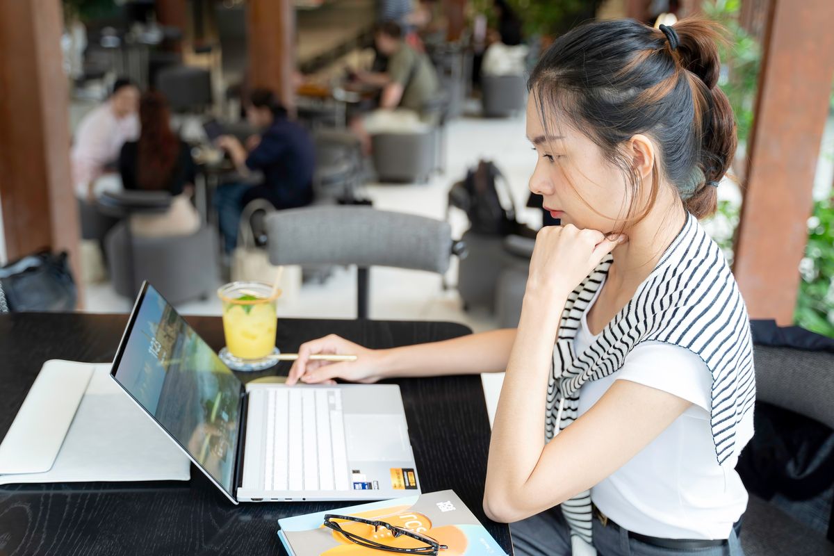 Đánh giá Zenbook S 14 - Laptop AI siêu mỏng nhẹ chuẩn Copilot+ PC với chip Intel
