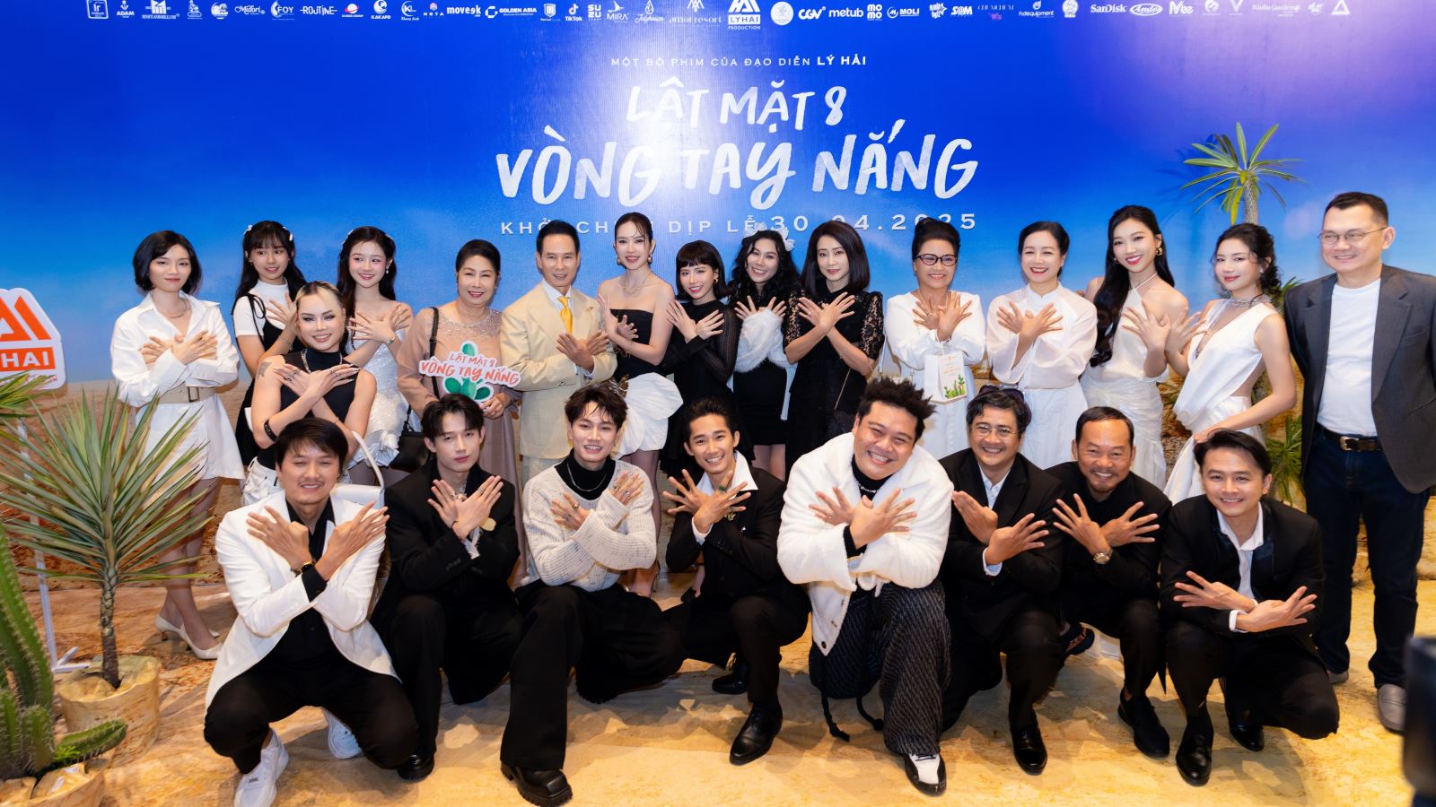 Lý Hải chính thức công bố dự án Lật Mặt 8 lấy hình ảnh xương rồng nở hoa