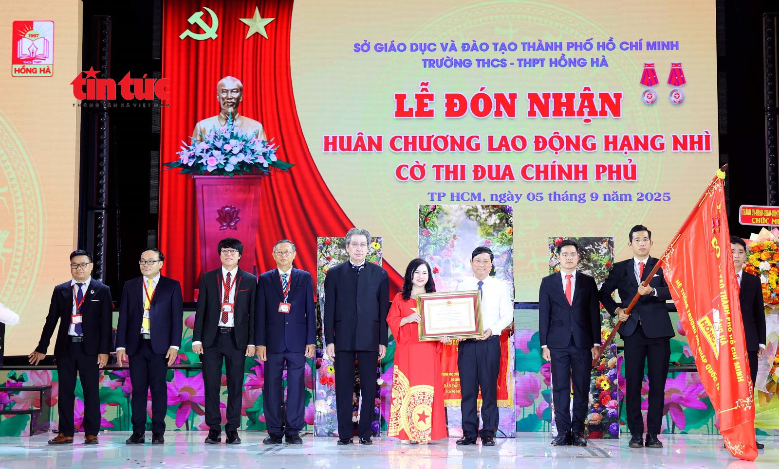 Trường THCS-THPT Hồng Hà đón nhận Huân chương Lao động hạng Nhì