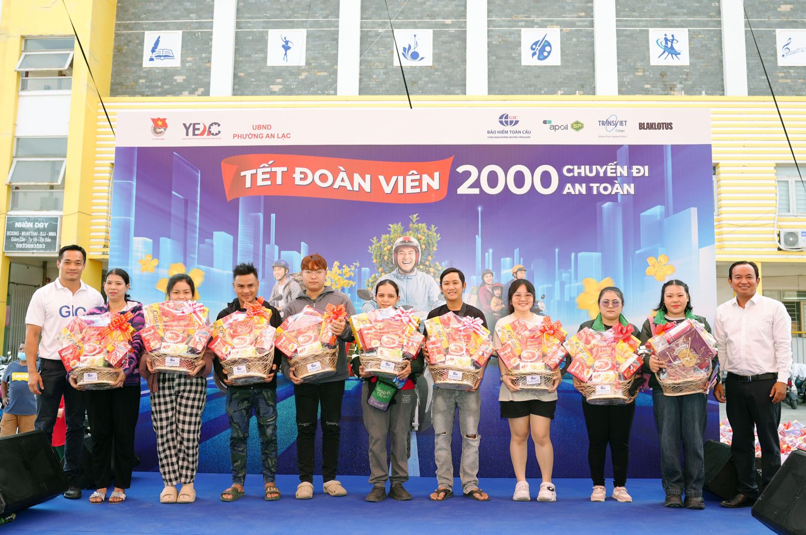 Bảo hiểm Toàn Cầu tiếp sức hành trình về quê đón Tết của thanh niên công nhân