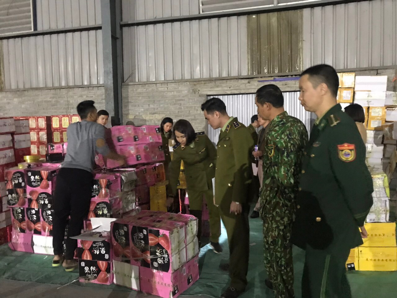 Thu giữ hơn 1 tấn bánh kẹo không rõ nguồn gốc tại Lào Cai