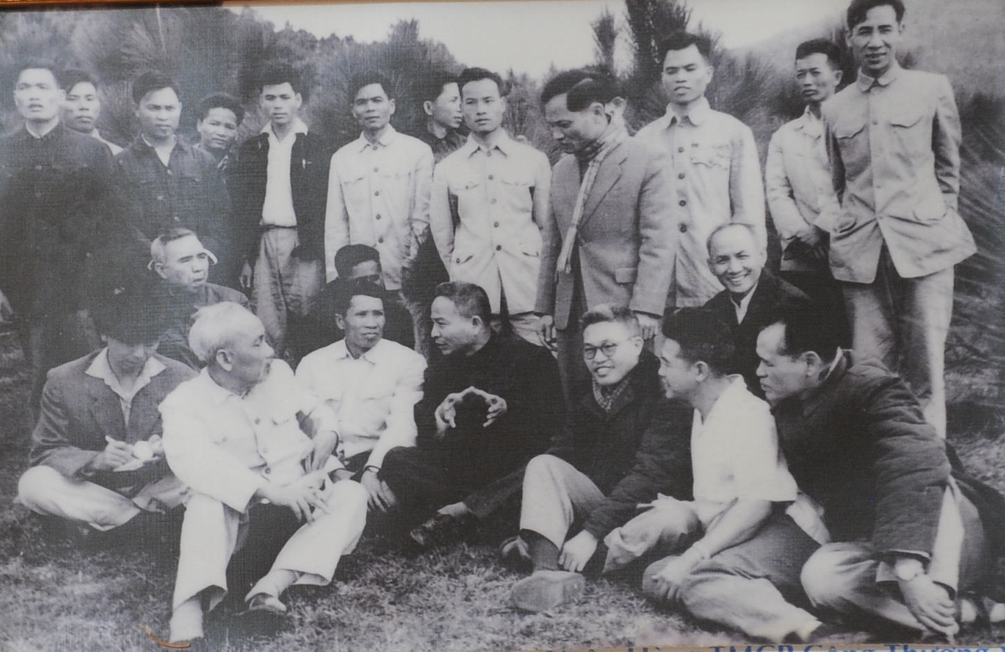 Ông Nguyễn Văn Mùi (đứng ngoài cùng bên phải) chụp ảnh cùng Bác trong một chuyến đi công tác.