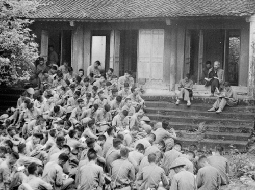 Trước khi về giải phóng Thủ đô, Bác dừng nghỉ nói chuyện với các chiến sĩ tại Đền Hùng, Bác Hồ đã căn dặn: "Các Vua Hùng đã có công dựng nước, Bác cháu ta phải cùng nhau giữ lấy nước". Ảnh tư liệu: TTXVN.