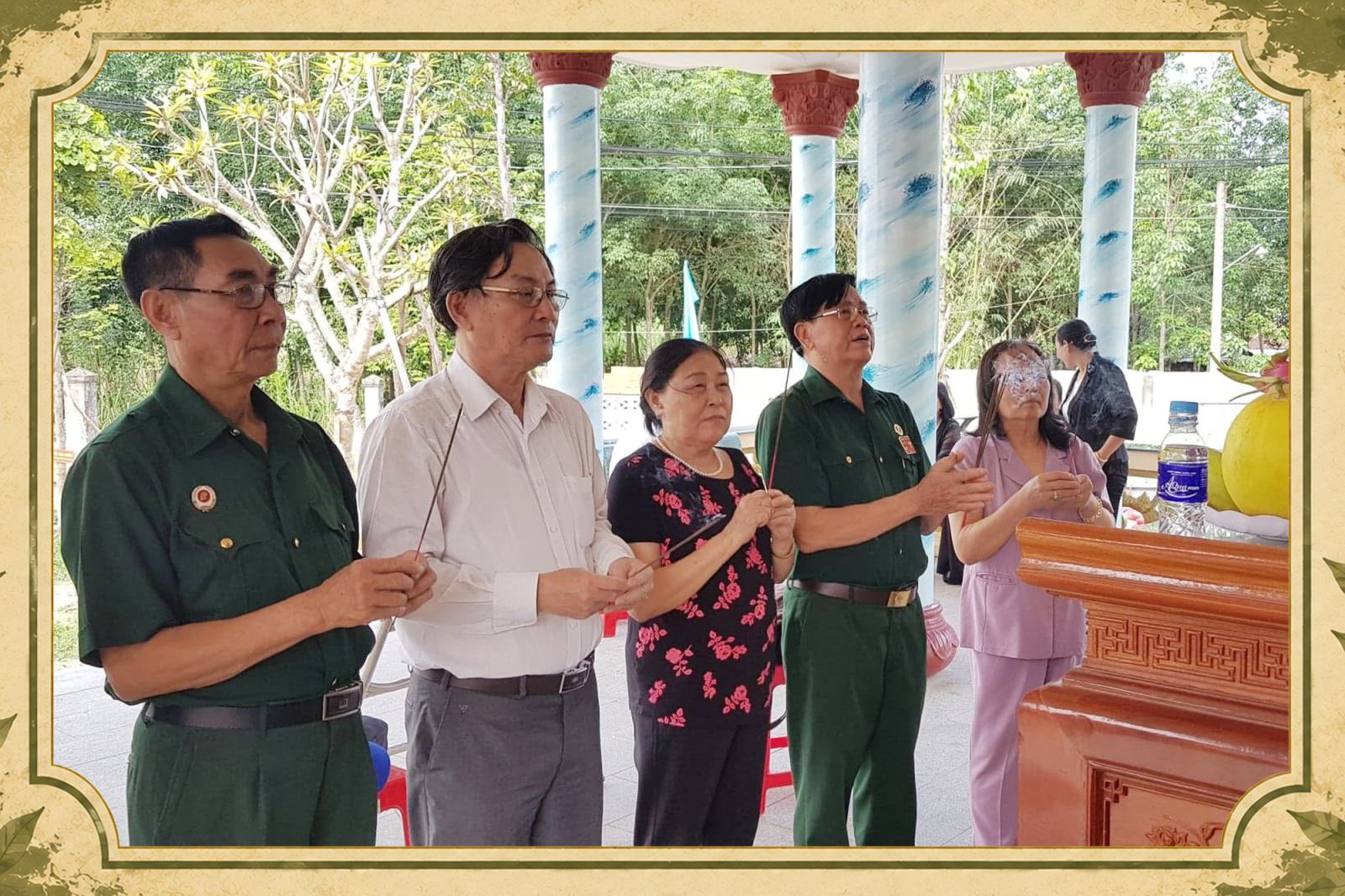 Vợ ông Lê Trường Giang (đứng giữa) luôn âm thầm đồng hành, ủng hộ ông trong các hoạt động tri ân đồng đội và thân nhân liệt sĩ.