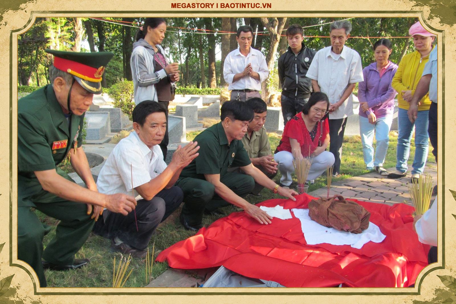 Ông Lê Trường Giang cùng đồng đội hỗ trợ thân nhân làm lễ tại phần mộ liệt sĩ sau nhiều năm tìm kiếm.
