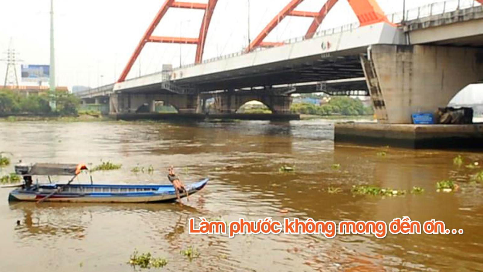 Cuộc sống của vợ chồng “hiệp sĩ” trên chiếc ghe gỗ cũ kỹ dưới chân cầu Bình Lợi đã hơn 40 năm qua.